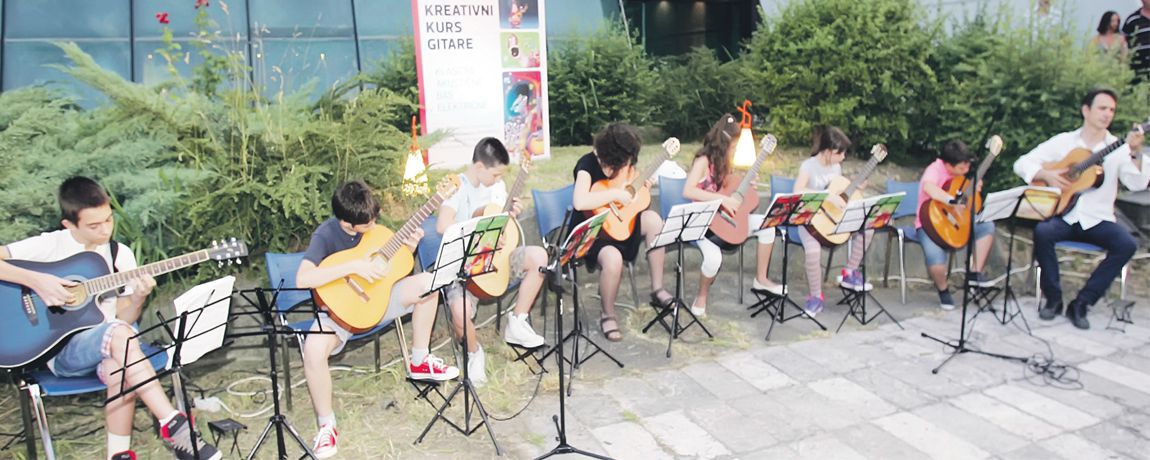 Veče gitare u bašti Sava Centra